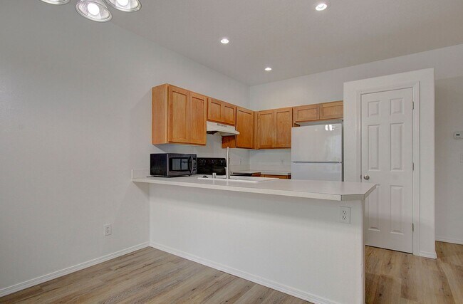 Building Photo - Charming 3bd, 2ba townhome in Bagley Downs...