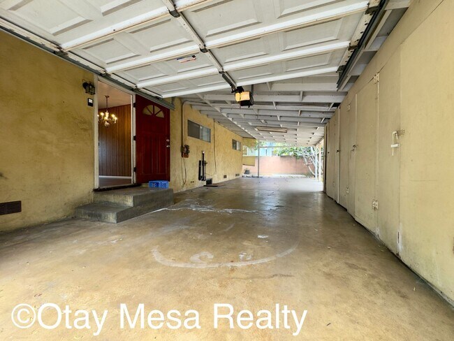 Building Photo - Charming 3-Bedroom Home with Expansive Outdoor Space