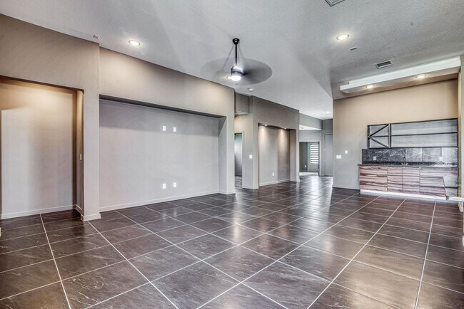 Building Photo - Beautiful East side House 4 bed-2.5 baths, part of The Overlook Casa Club that includes Swimming ...