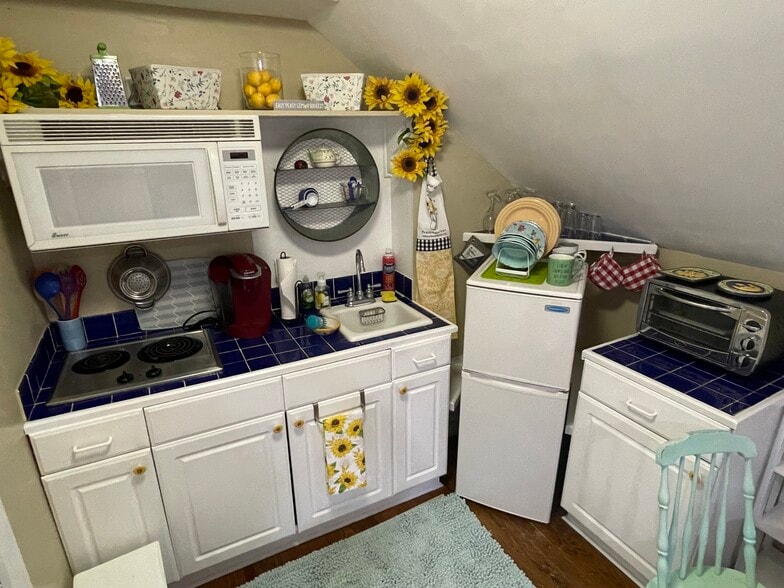 dishes included. toaster oven - 540 E Taylor St