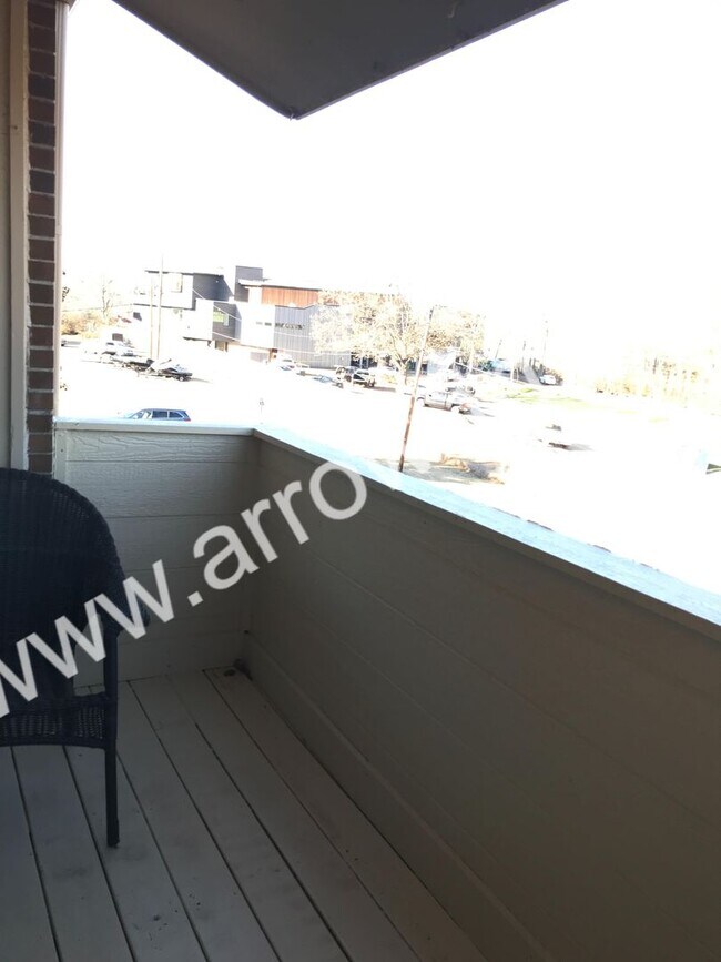 Building Photo - Awesome 2 Bedroom Condo Near the River!