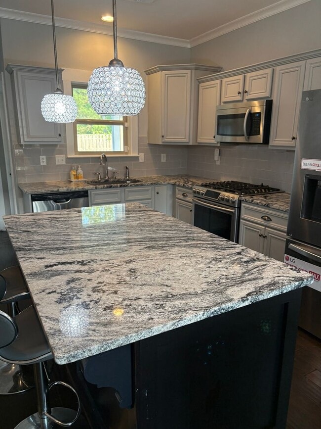 Building Photo - 1013 Edgewater Ln