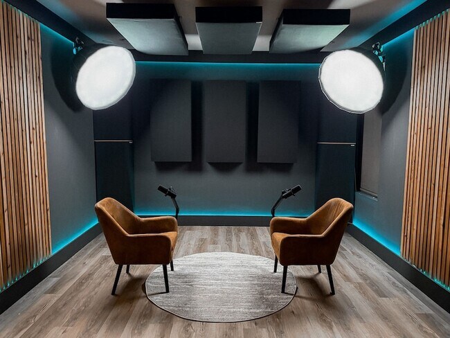Building Photo - 8145 Overland Grv
