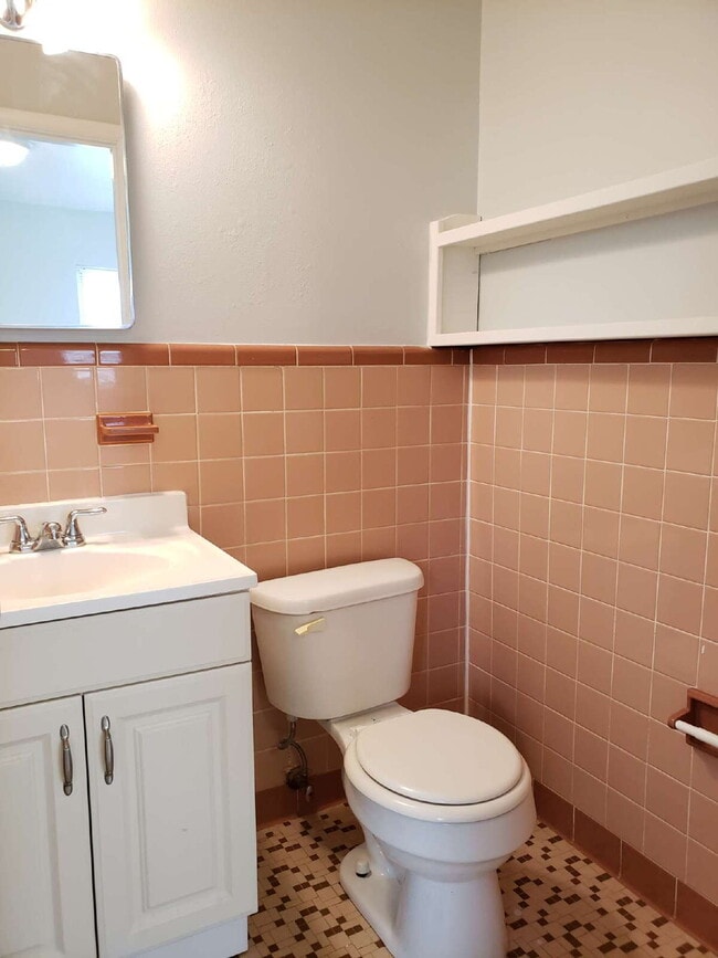 Building Photo - "Charming 3-Bed Oasis with 1.5 Baths in Fo...