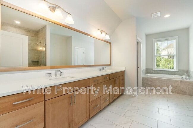 Building Photo - 209 Forsythia Ln