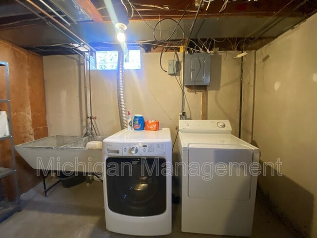 Building Photo - 14505 Shadywood Dr