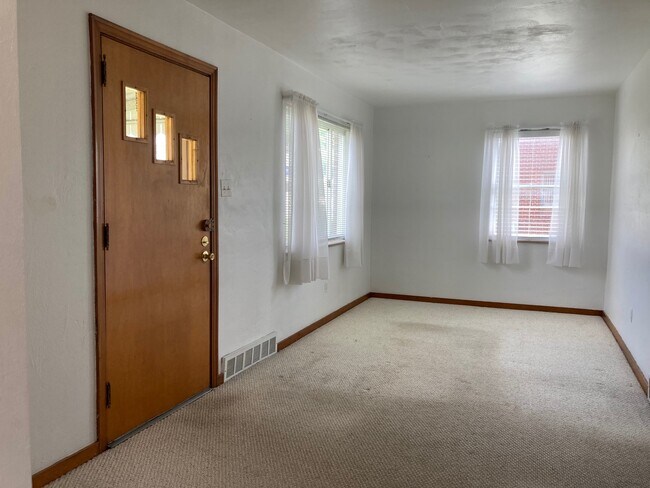 Building Photo - 1090 Clay Pike