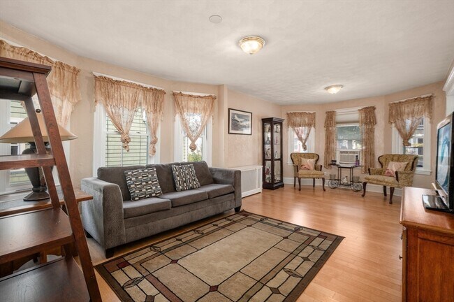 Building Photo - 76 Windsor Rd