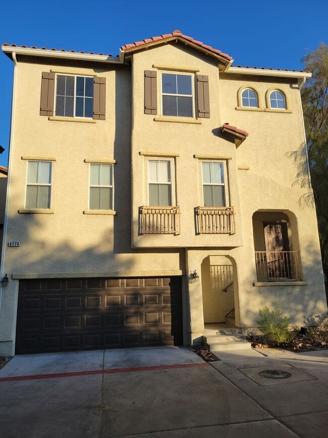Building Photo - Stunning 3-story corner home in the NW 3 bed 3.5bath