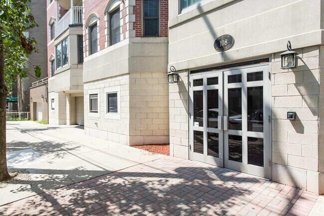 Building Photo - 108 Monroe St