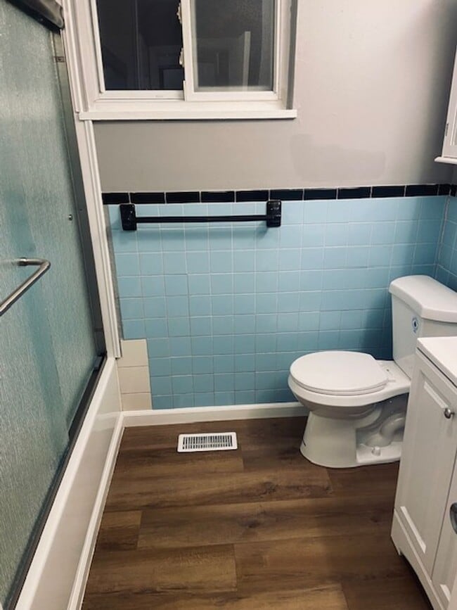 Building Photo - 3 Bedroom, 1 Bath House w/Attached Garage and Fenced Yard