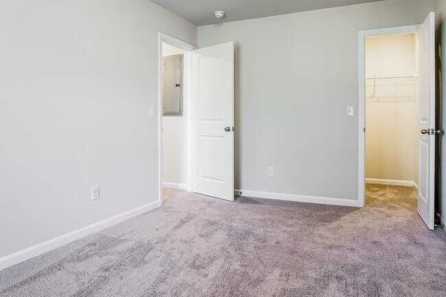 Building Photo - 2847 Saratoga Lake View