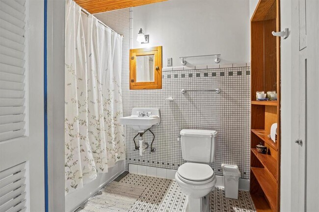 Building Photo - 508 E 38th 1/2 St