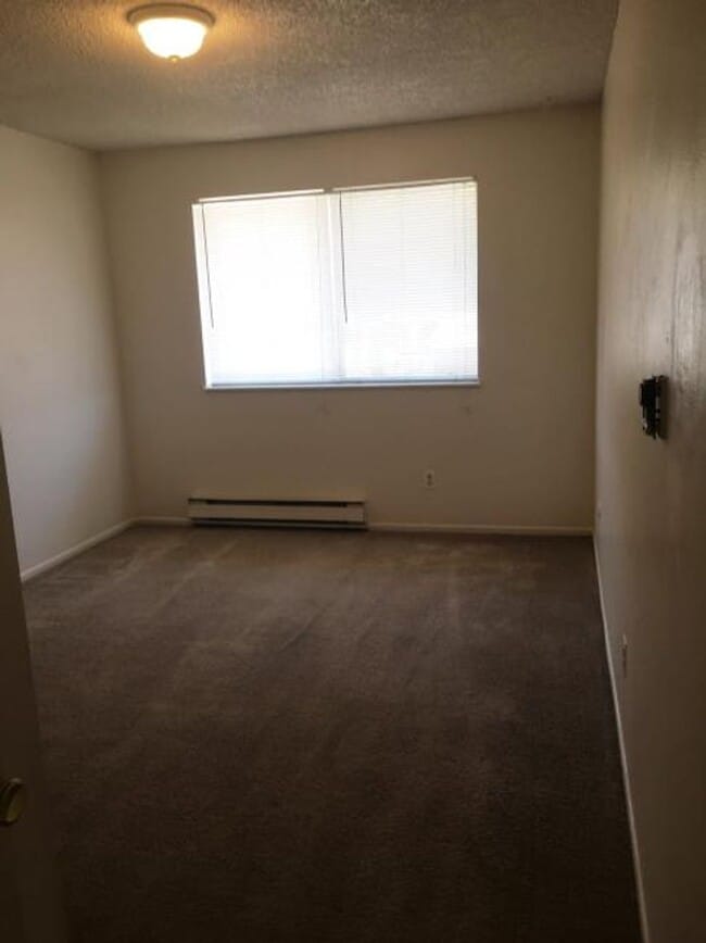 Building Photo - 2 Bedroom Apartment with Garage Available August 1st