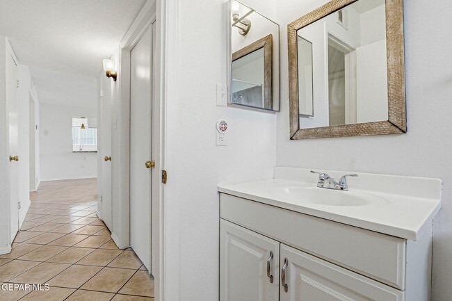 Building Photo - 10837 Gemstone St