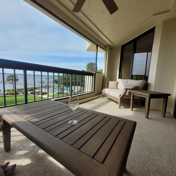 Building Photo - 625 NW North River Dr