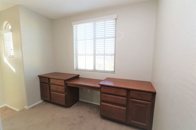 Building Photo - Beautiful 3 Bedroom Home in Southwest