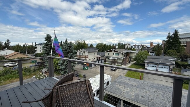 Building Photo - Upscale Furnished 2BR Townhouse in Downtow...