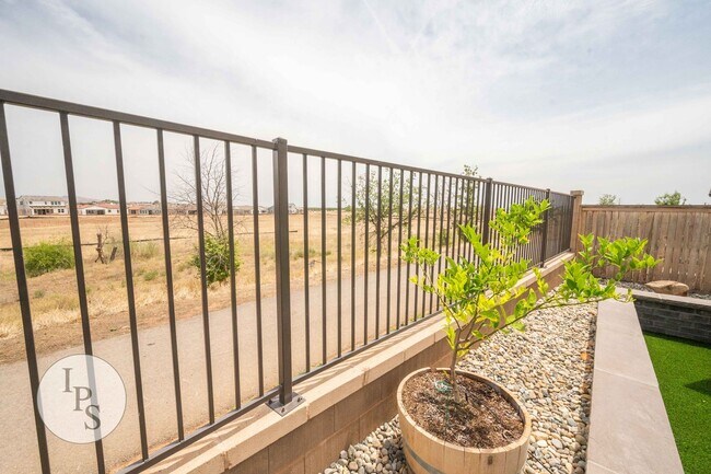 Building Photo - Madera Tesoro Viejo - Beautiful Hillside V...