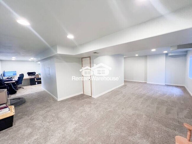 Building Photo - Available now! Stunning 4 Bed, 4 Bath Corner Lot in a Fantastic Area