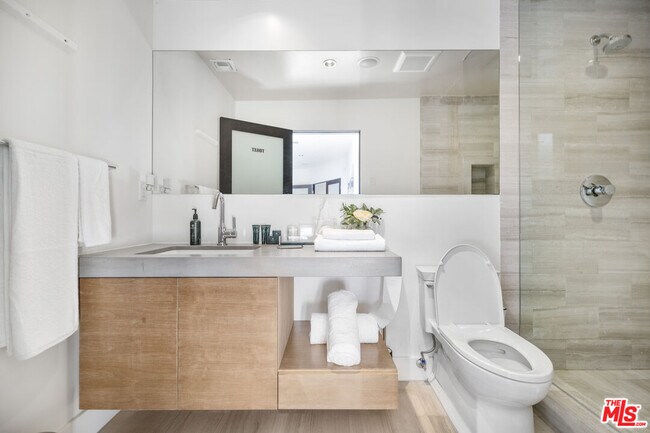 Building Photo - 1735 Summitridge Dr