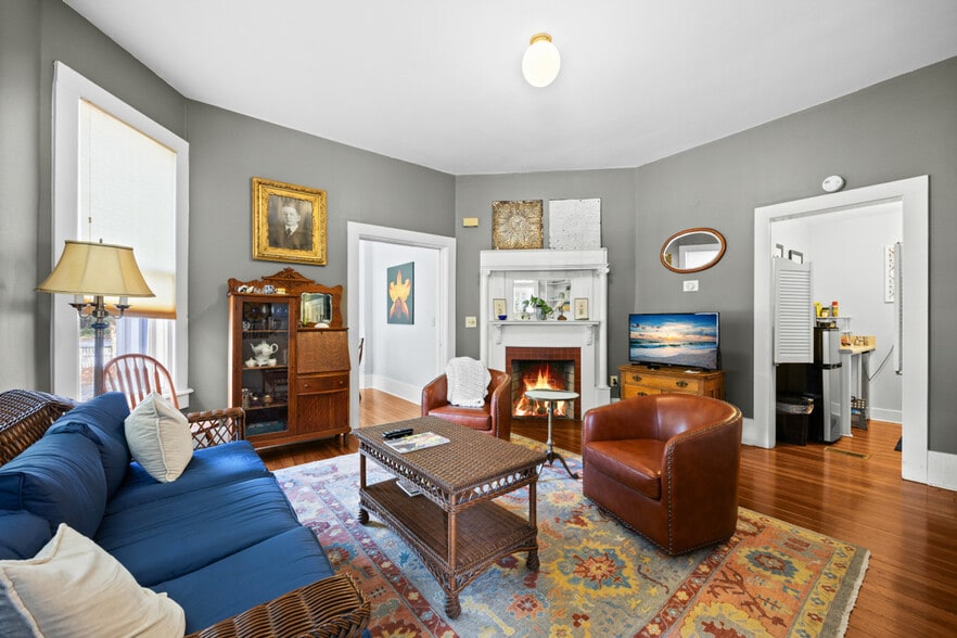 Building Photo - 205 SE 7th St