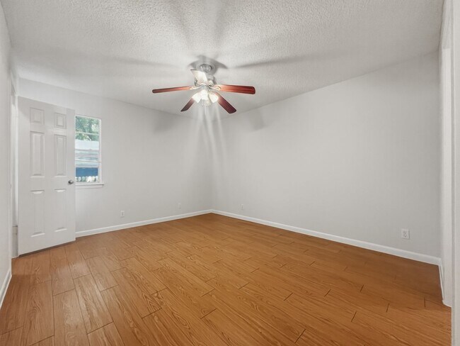 Building Photo - 3402 S Oak Dr