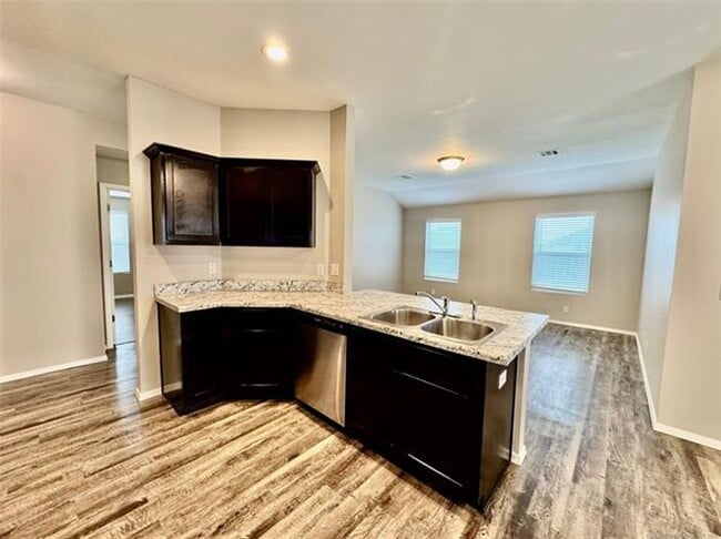Building Photo - Newer build with Split Floor plan