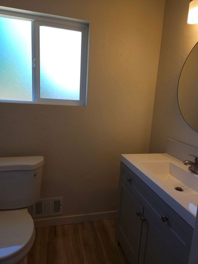 Building Photo - 3Bd/2.5Ba Single Story Home-For viewing!