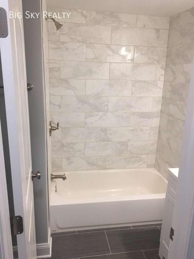 Building Photo - 71 E Gates St