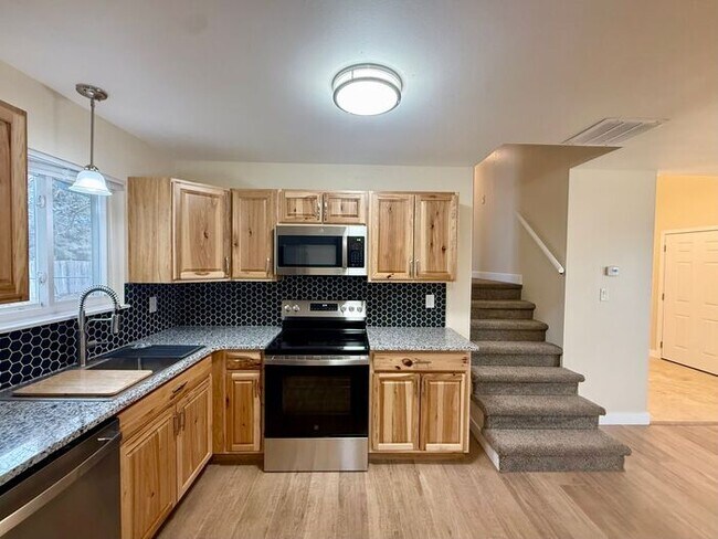 Building Photo - Great 3 bedroom 2 bath Home with Attached ...