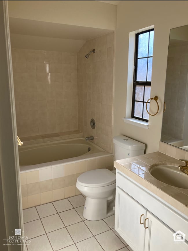 Building Photo - 3 Bedroom, 2.5 Bathroom Townhouse, Located...
