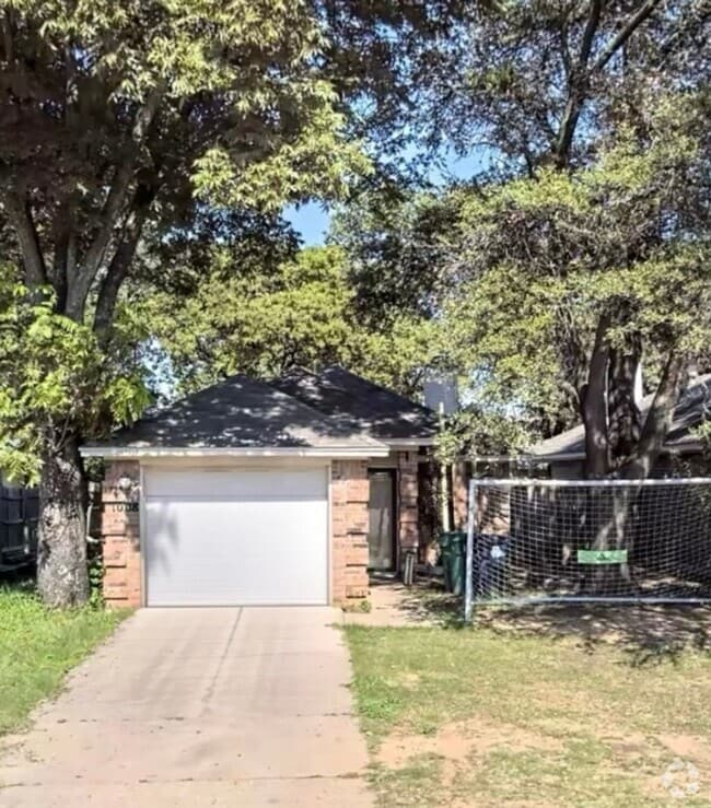 Building Photo - 3 Bedroom and 2 Bath with attached garage
