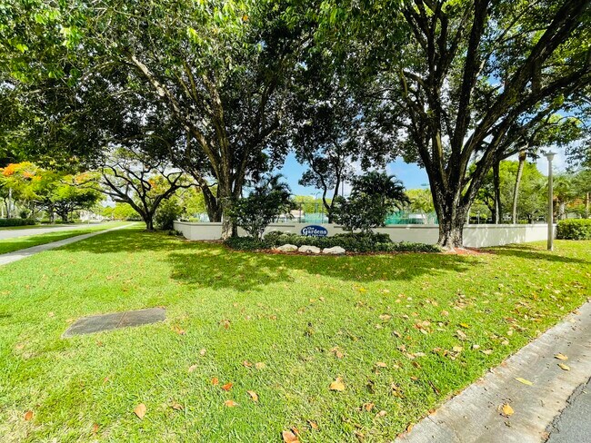 Building Photo - 717 Gardens Dr