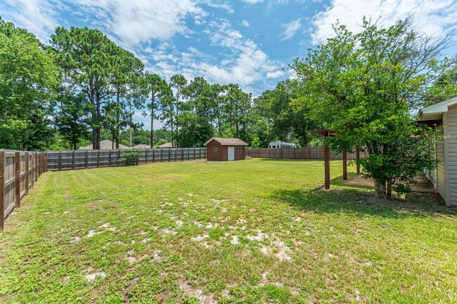 Building Photo - Charming Navarre Home on Nearly Half an Acre