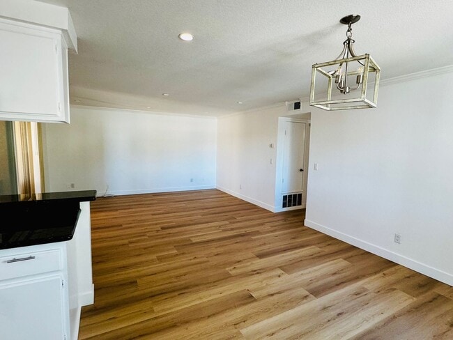 Building Photo - Remodeled 2 Bed / 2 Bath Near Signal Hill – Minutes from the Traffic Circle