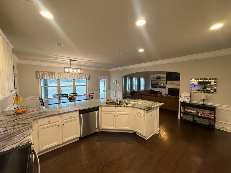 Building Photo - 121 Wild Hickory Cir