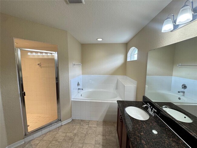 Building Photo - 4876 Summerfield Cir