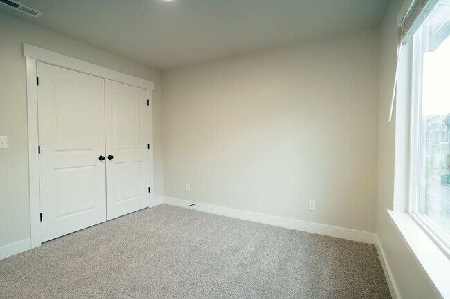 Building Photo - Pet Friendly Townhome in Willow Point – 3 ...