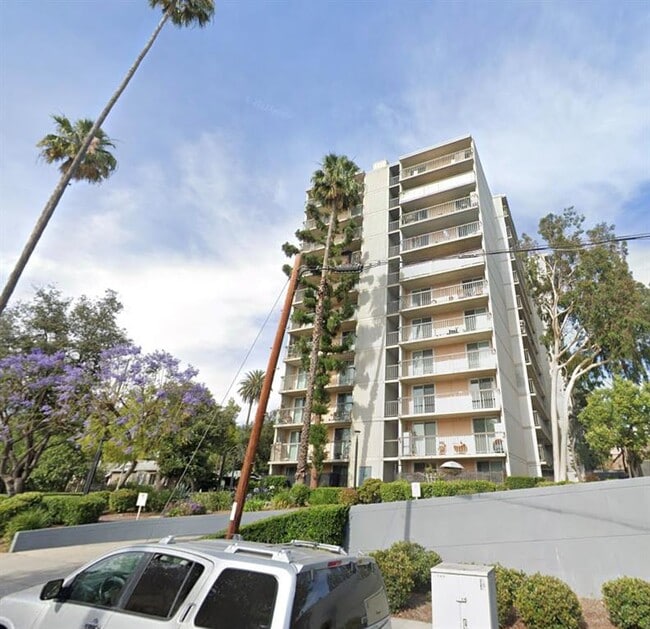 Building Photo - 560 E Villa St