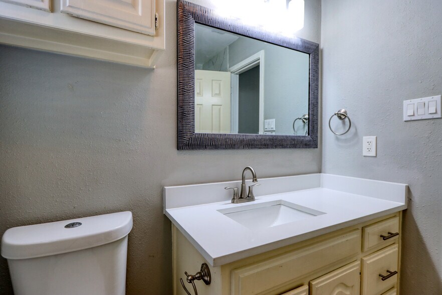 Building Photo - 317 Benjamin St