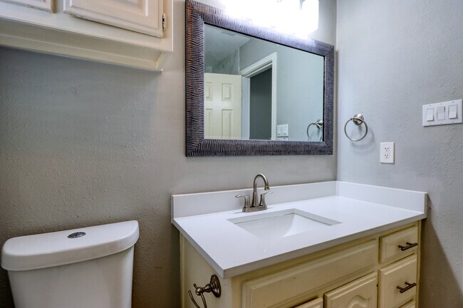 Building Photo - 317 Benjamin St