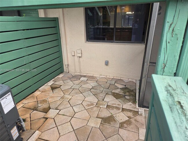 Building Photo - 460 Lakeview Dr