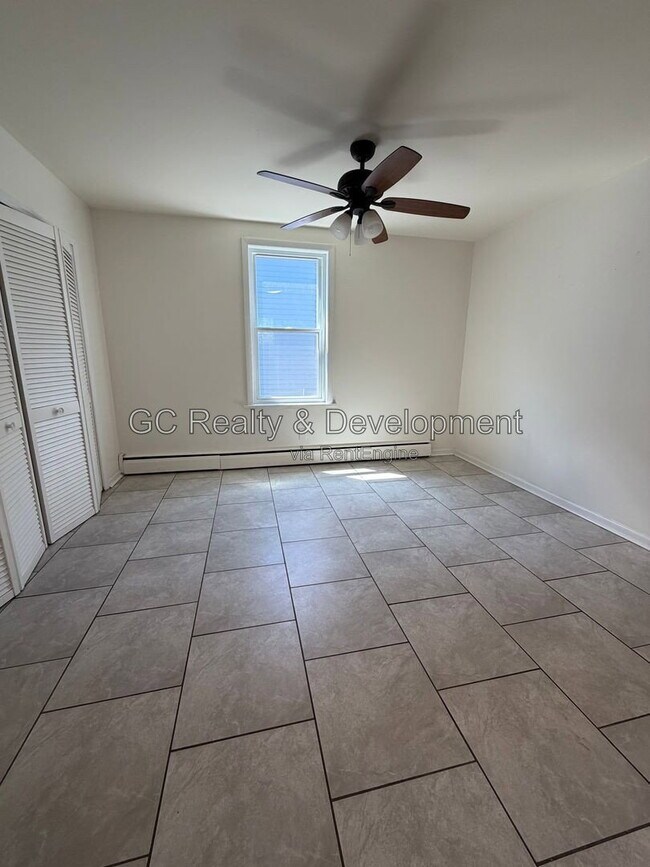 Building Photo - 837 Thomas Ave