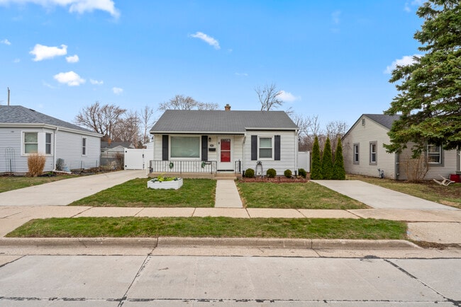 Front - 2515 E Crescent St