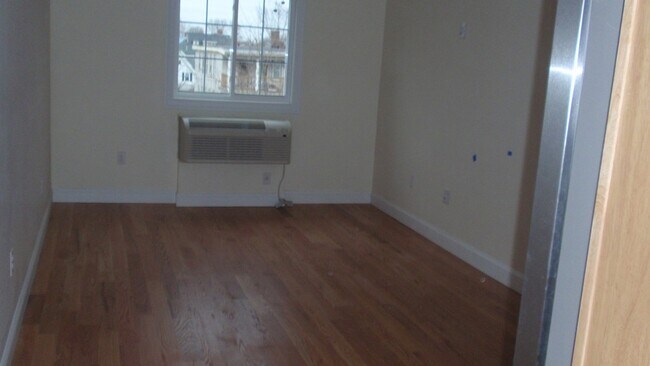 Building Photo - 20 W Rosseter St