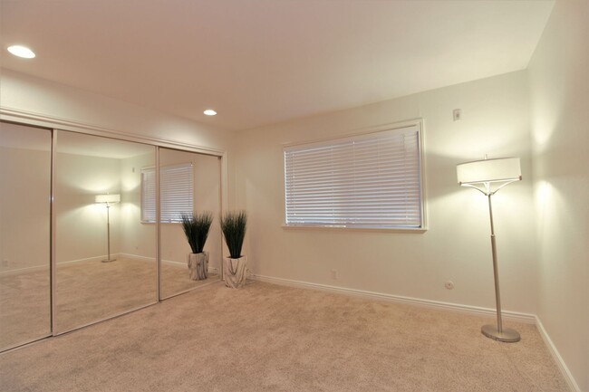 Building Photo - 1 Bedroom Condo For Lease in Fullerton