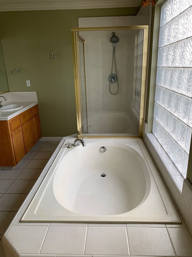 Building Photo - 3 Bedroom 2 Bath