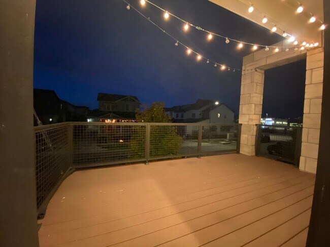 Building Photo - Luxury Townhome!