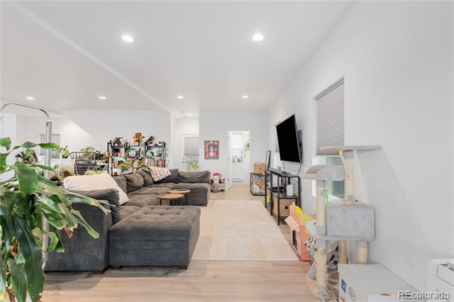 Building Photo - 1400 W Alaska Pl